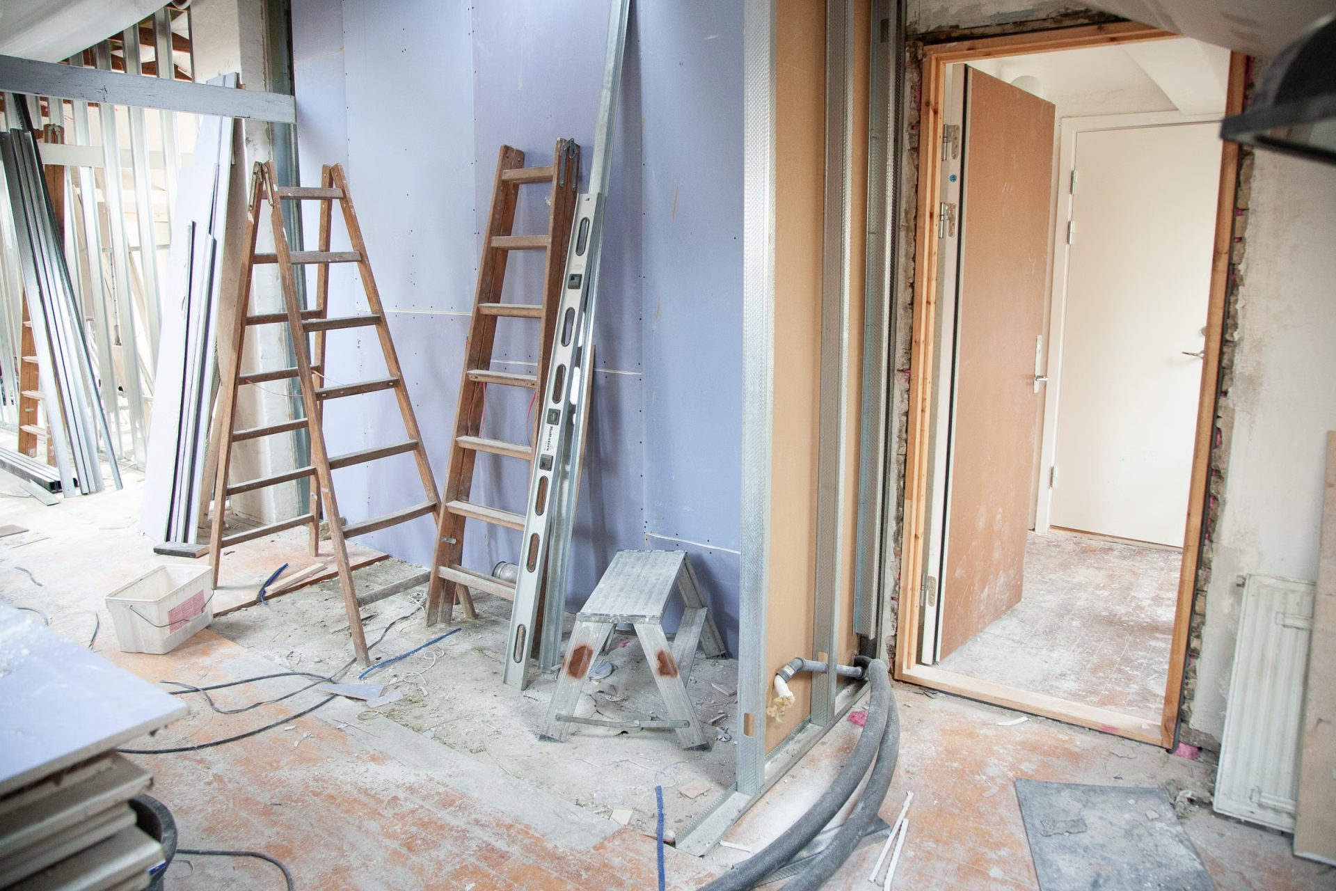 Raum während der Sanierung mit neuer Trockenbauwand und vorbereiteten Anschlüssen
