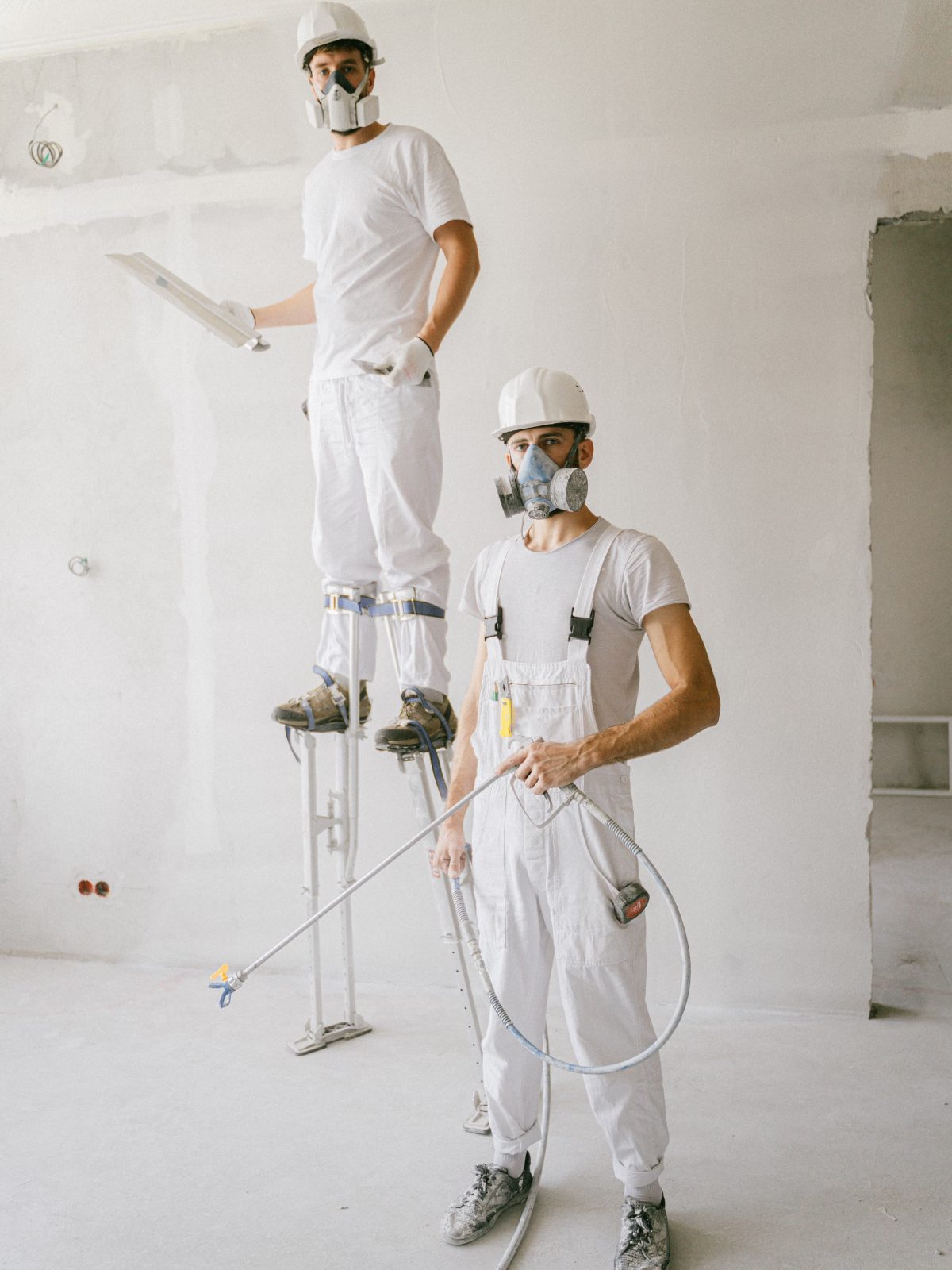 Monteur von AndronicMontagebau bei der Arbeit an einer Innenwand